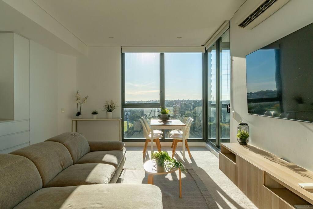 Apartment Water View 5 Min Walk Station Shopping Close *